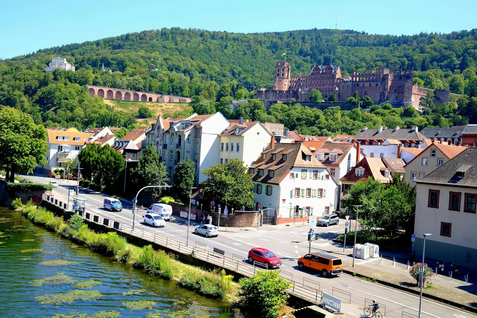 Heidelberg Şatosu ve Neckar kıyısındaki eski şehir