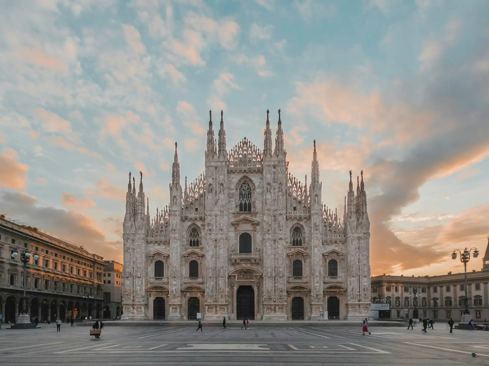 Milano Katedrali (Duomo) ve meydan