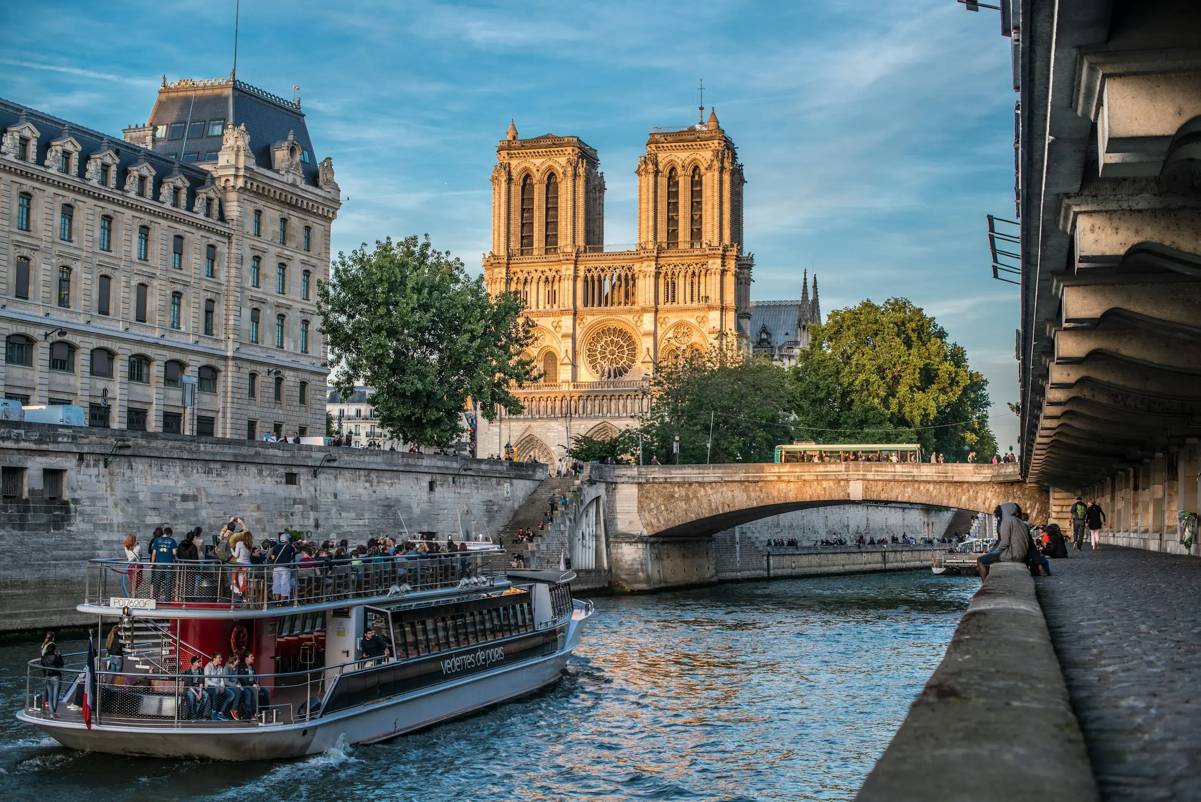 Paris’te Seine Nehri ve Notre-Dame Katedrali