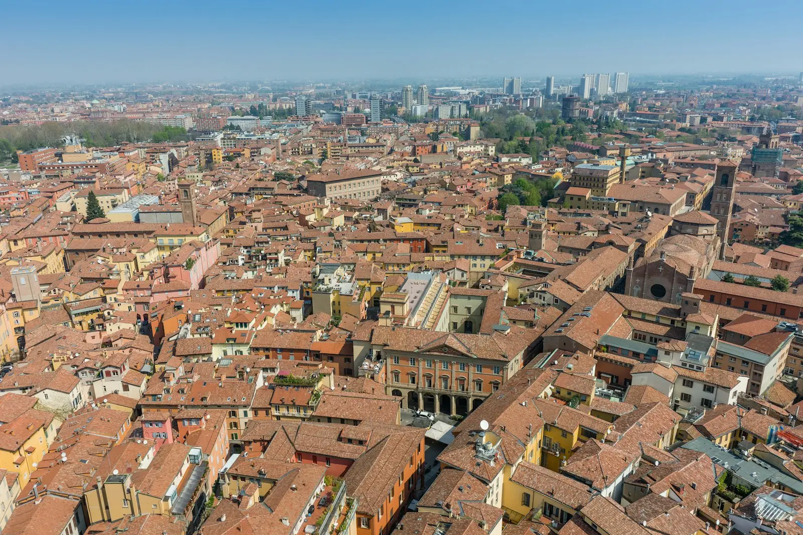 Bologna’nın kırmızı çatıları ve kuleleri