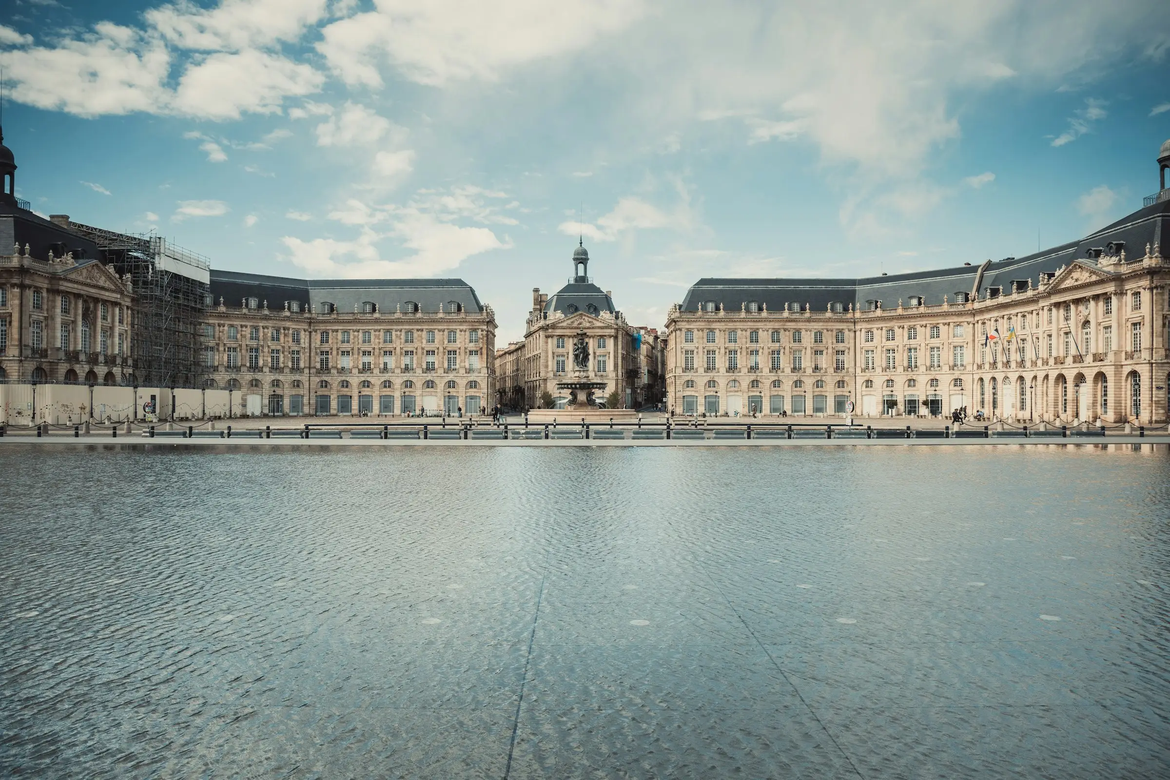 Bordeaux’da Place de la Bourse ve su aynası