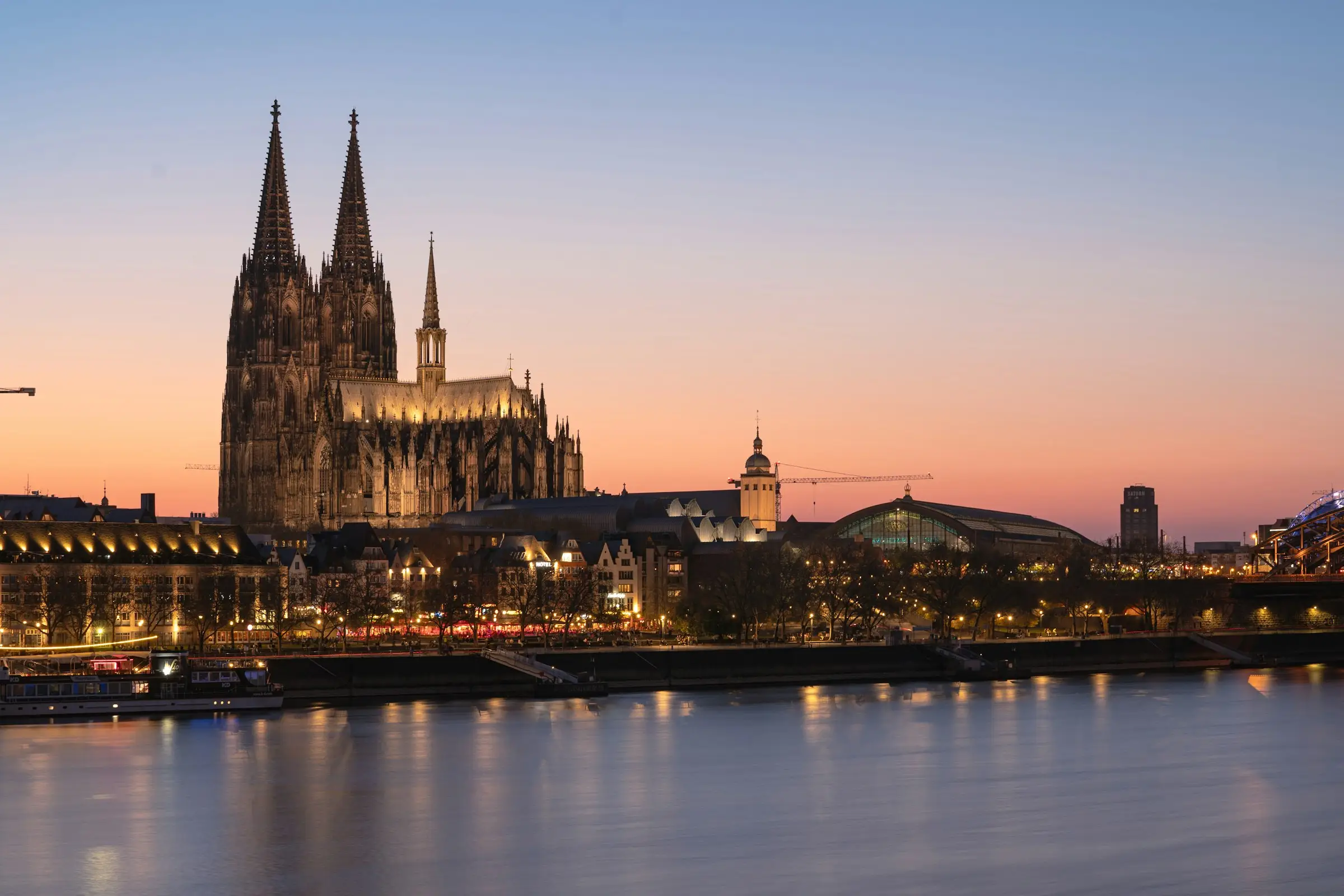Köln Katedrali ve Ren Nehri, gün batımı