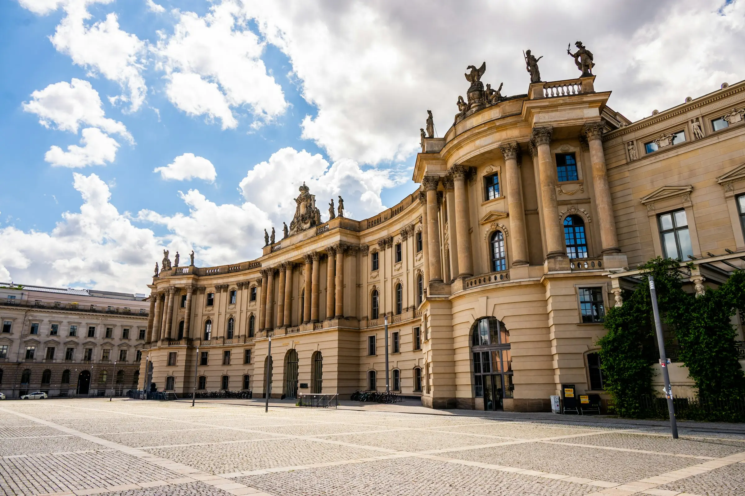 Berlin’de Bebelplatz ve tarihi Alte Bibliothek binası