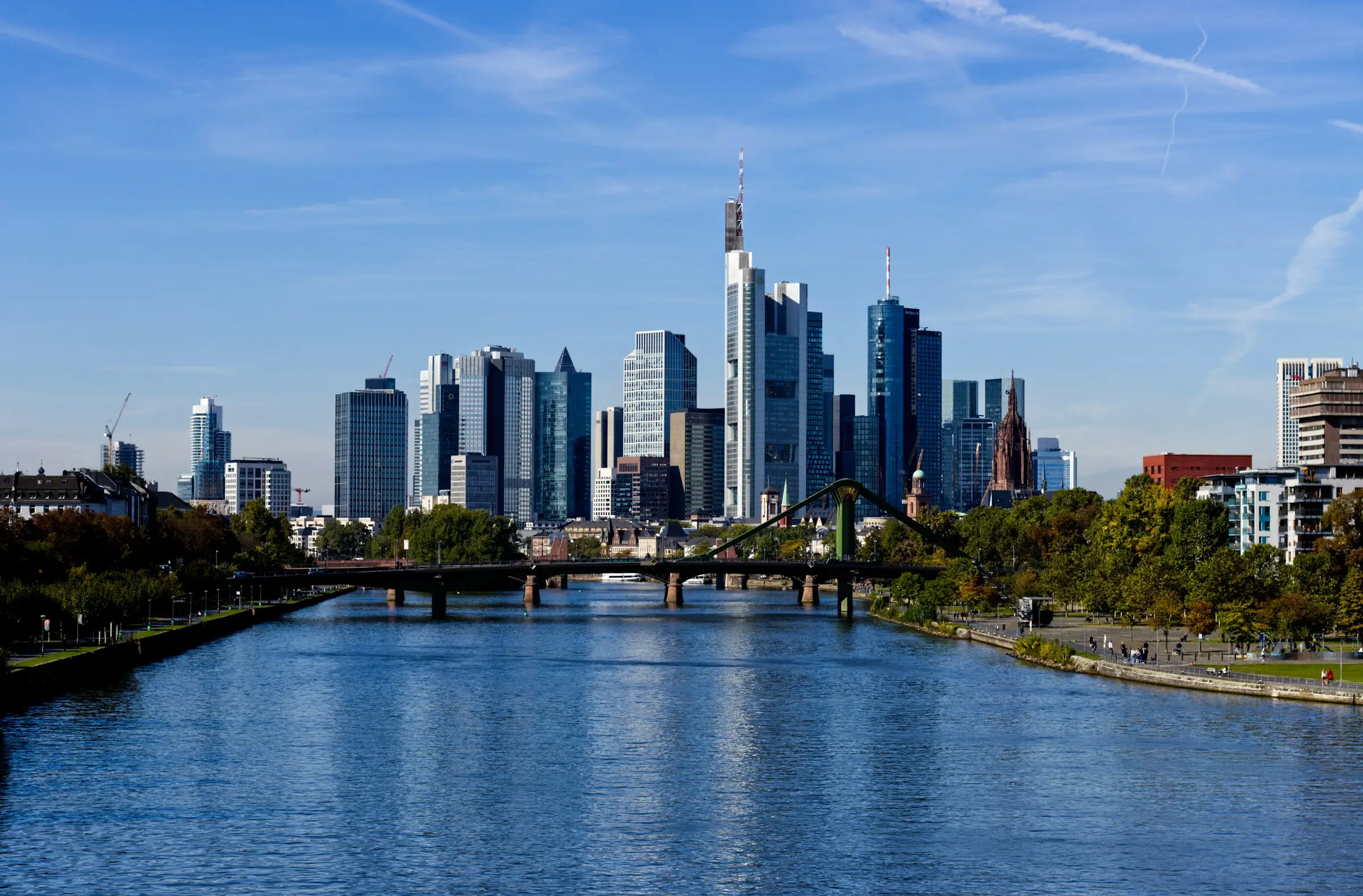 Frankfurt’ta Main Nehri ve gökdelenler