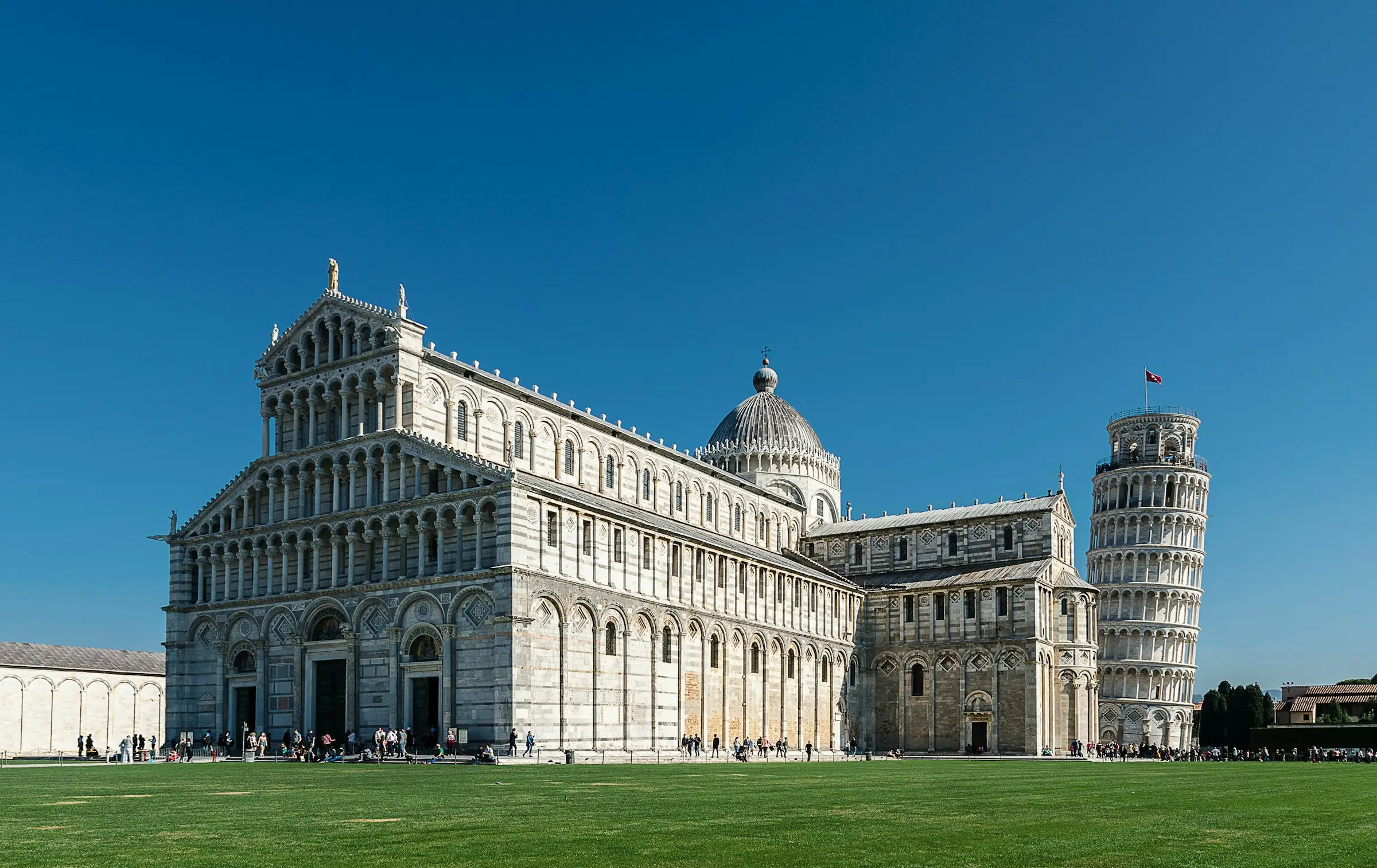 Pisa’da Piazza dei Miracoli, katedral ve eğik kule