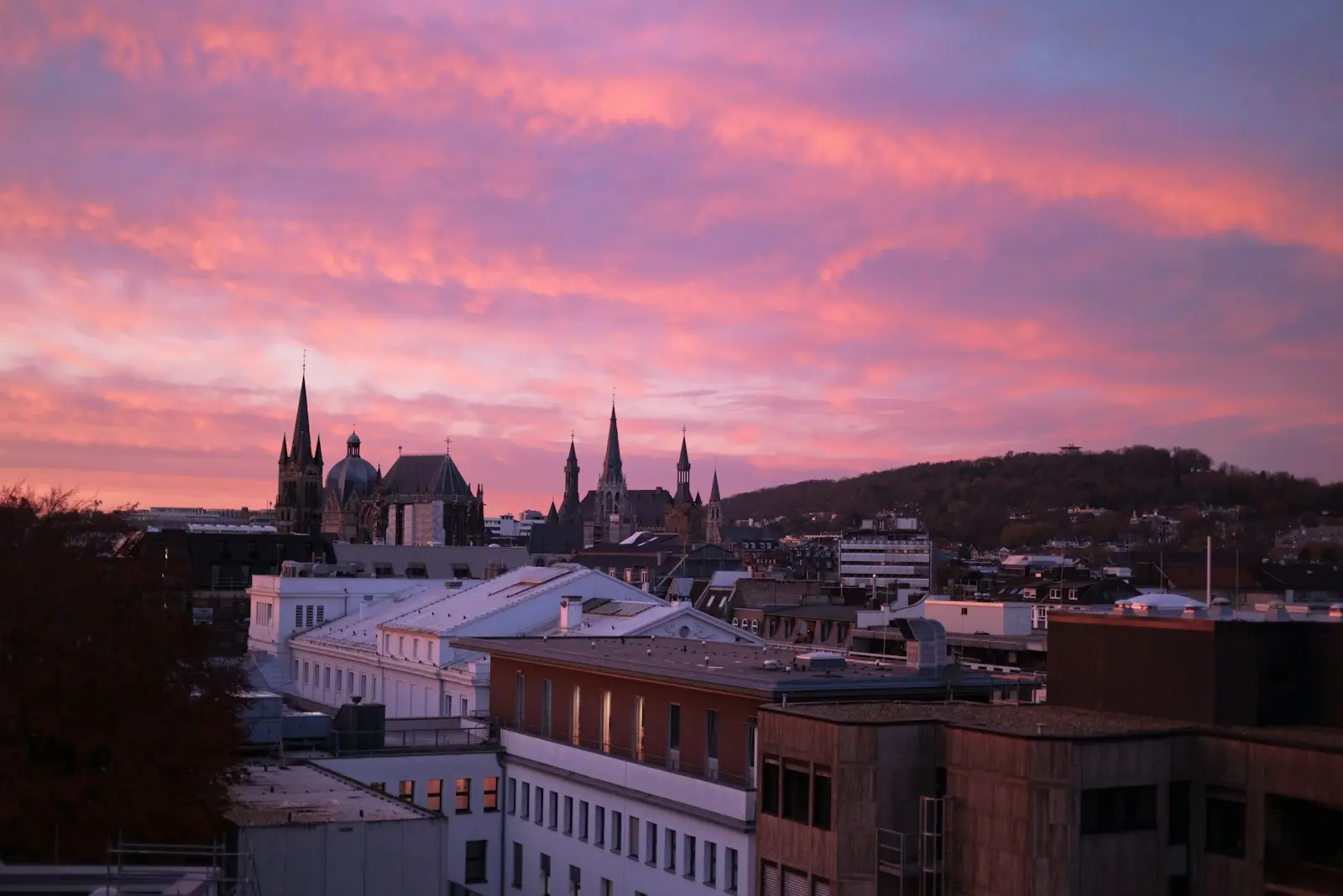 Gün batımında Aachen ve katedral