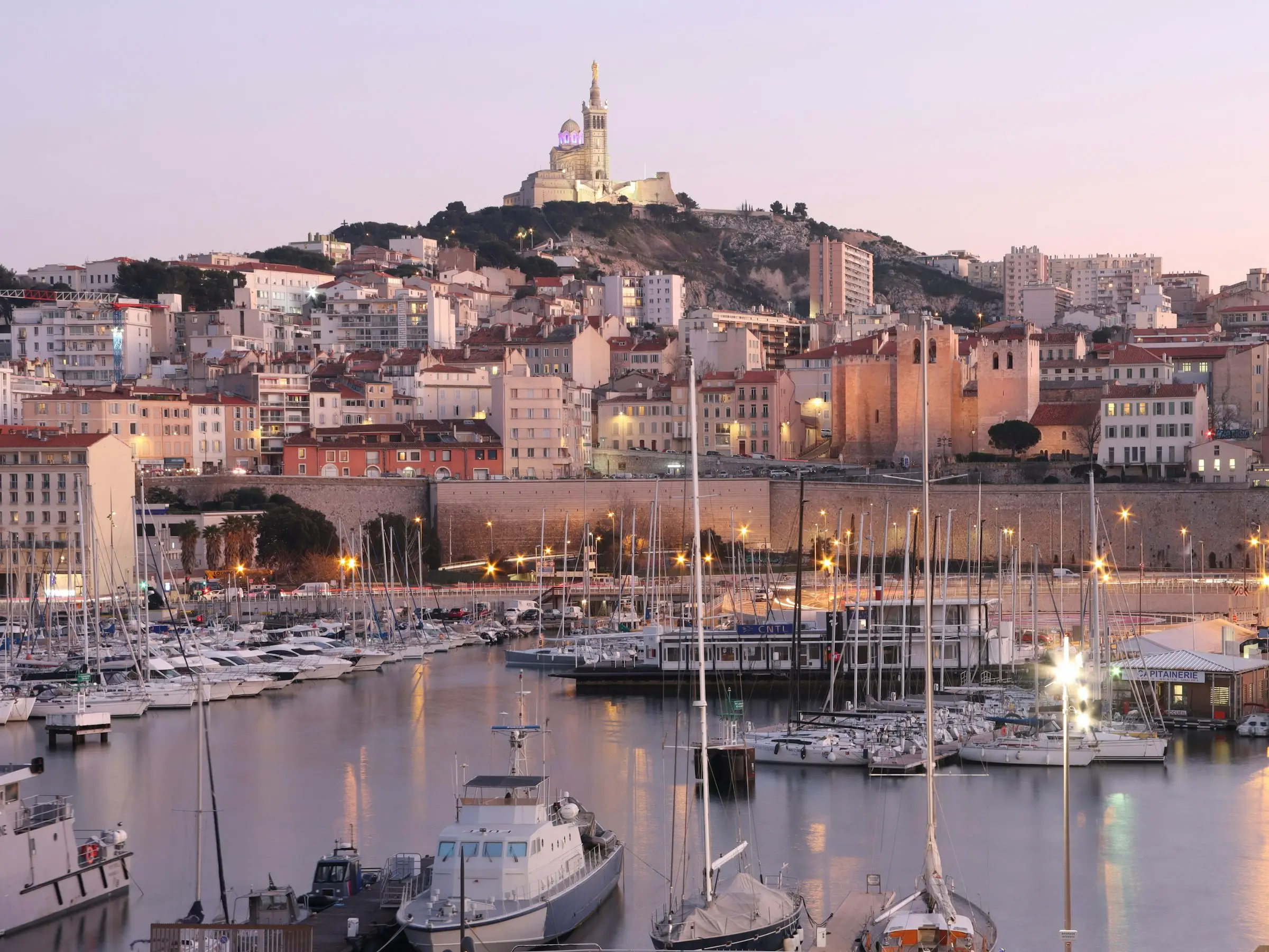 Marsilya’da Eski Liman ve Notre-Dame de la Garde