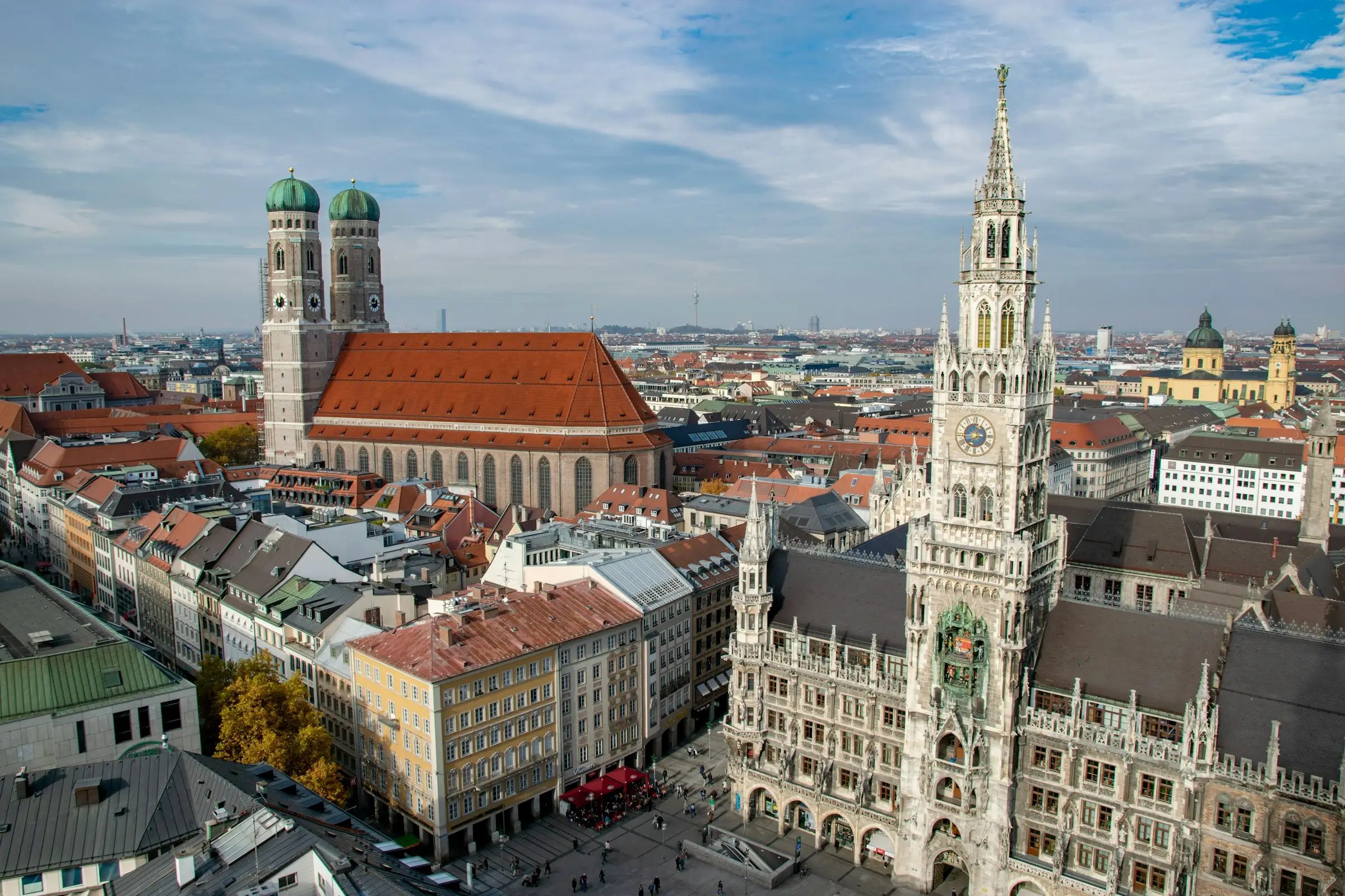 Münih’te Marienplatz, Yeni Belediye Binası ve Frauenkirche