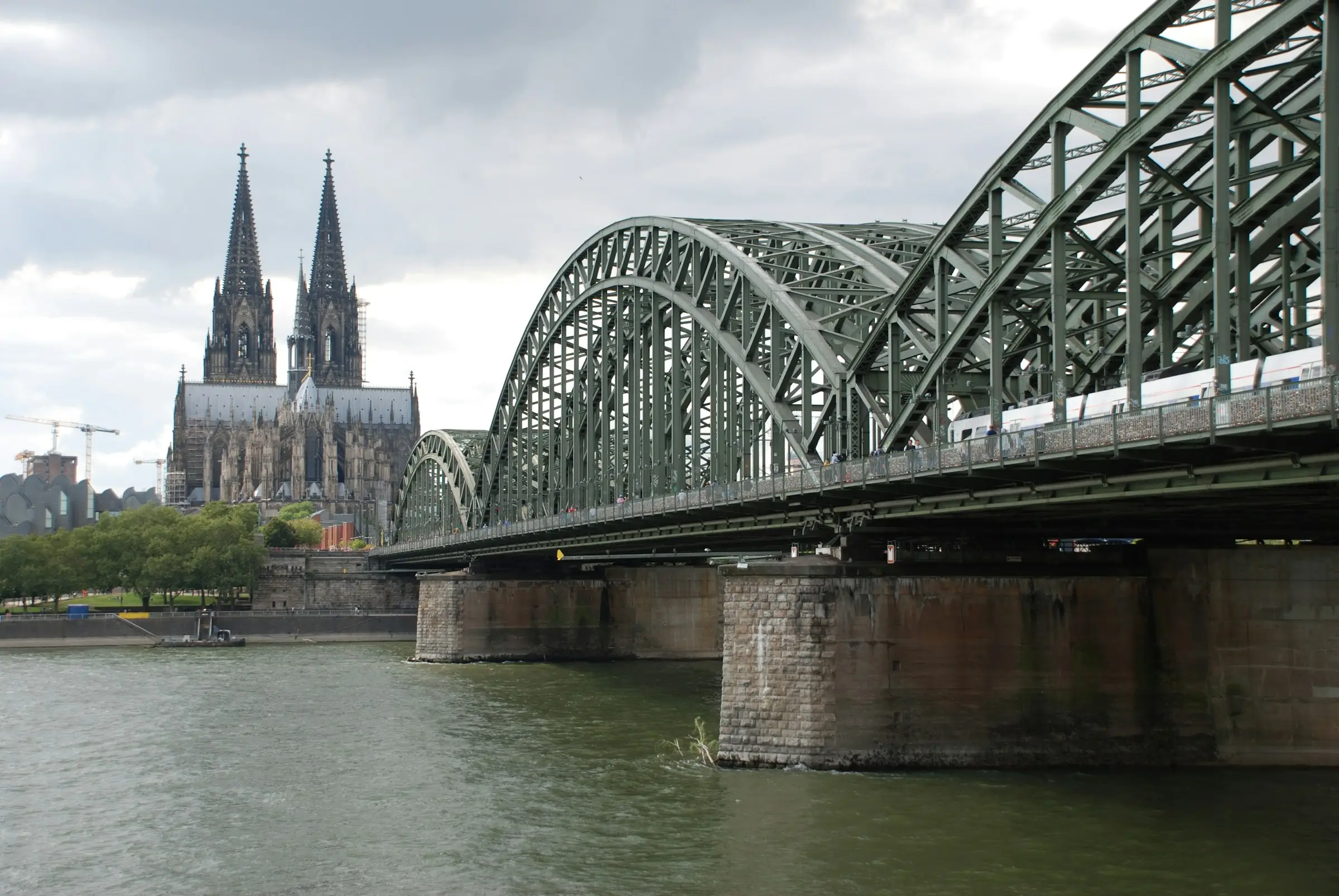 Köln’de Hohenzollern Köprüsü ve Köln Katedrali