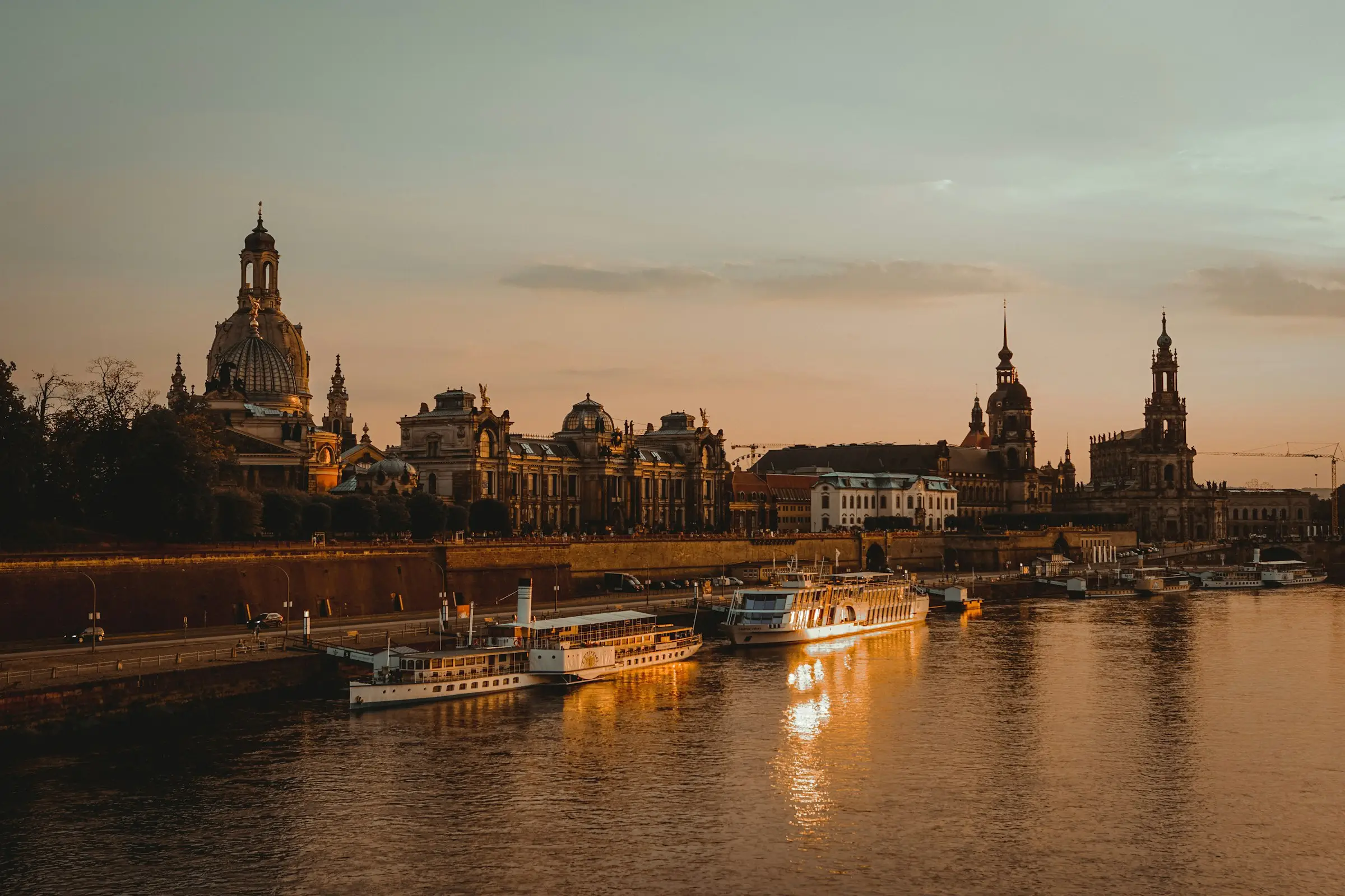 Dresden’in tarihi merkezi ve Elbe Nehri, gün batımı