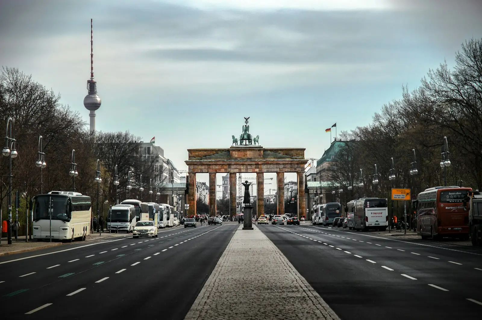Brandenburg Kapısı ve arkada Berlin TV Kulesi