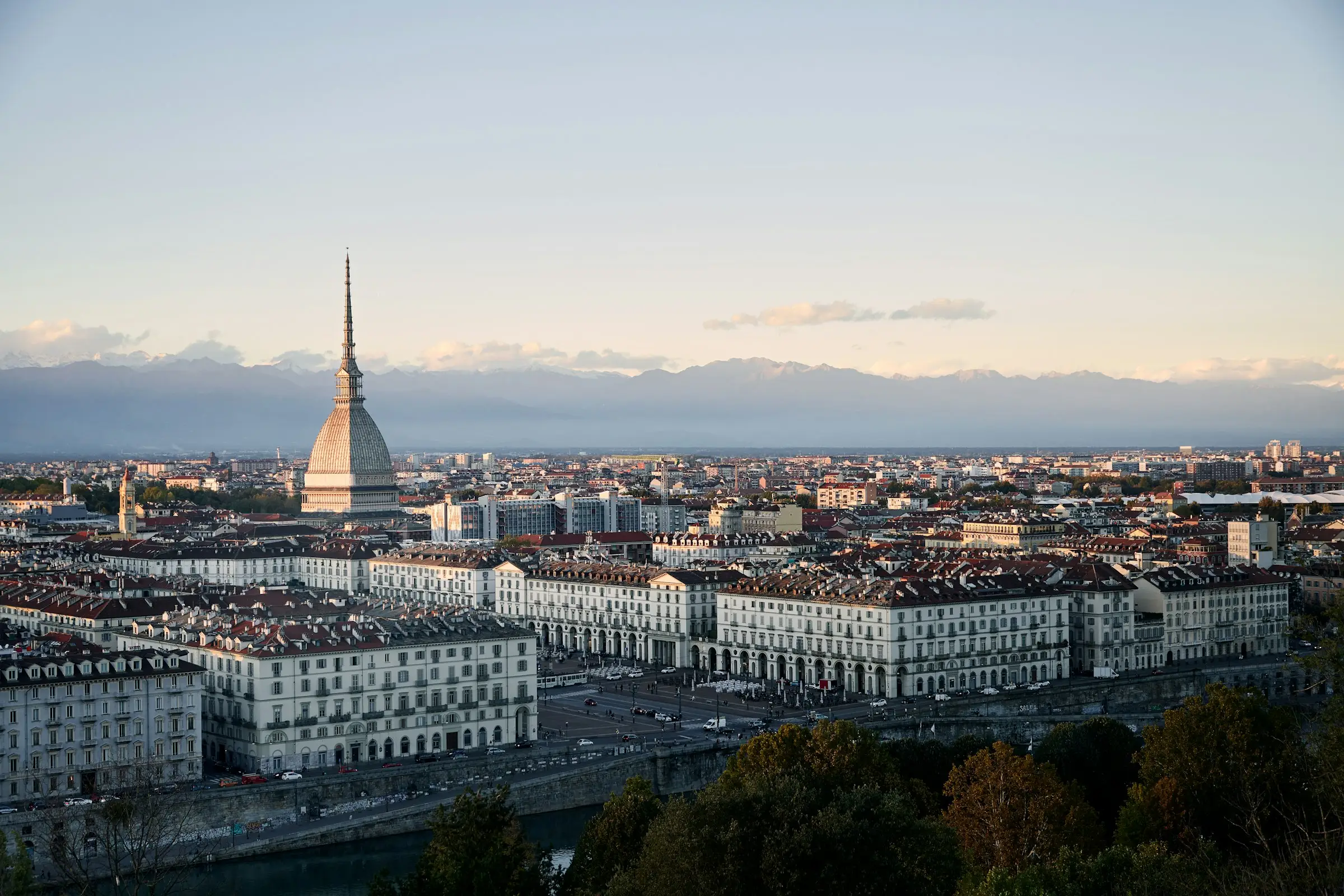 Torino ve Mole Antonelliana, arkada Alpler