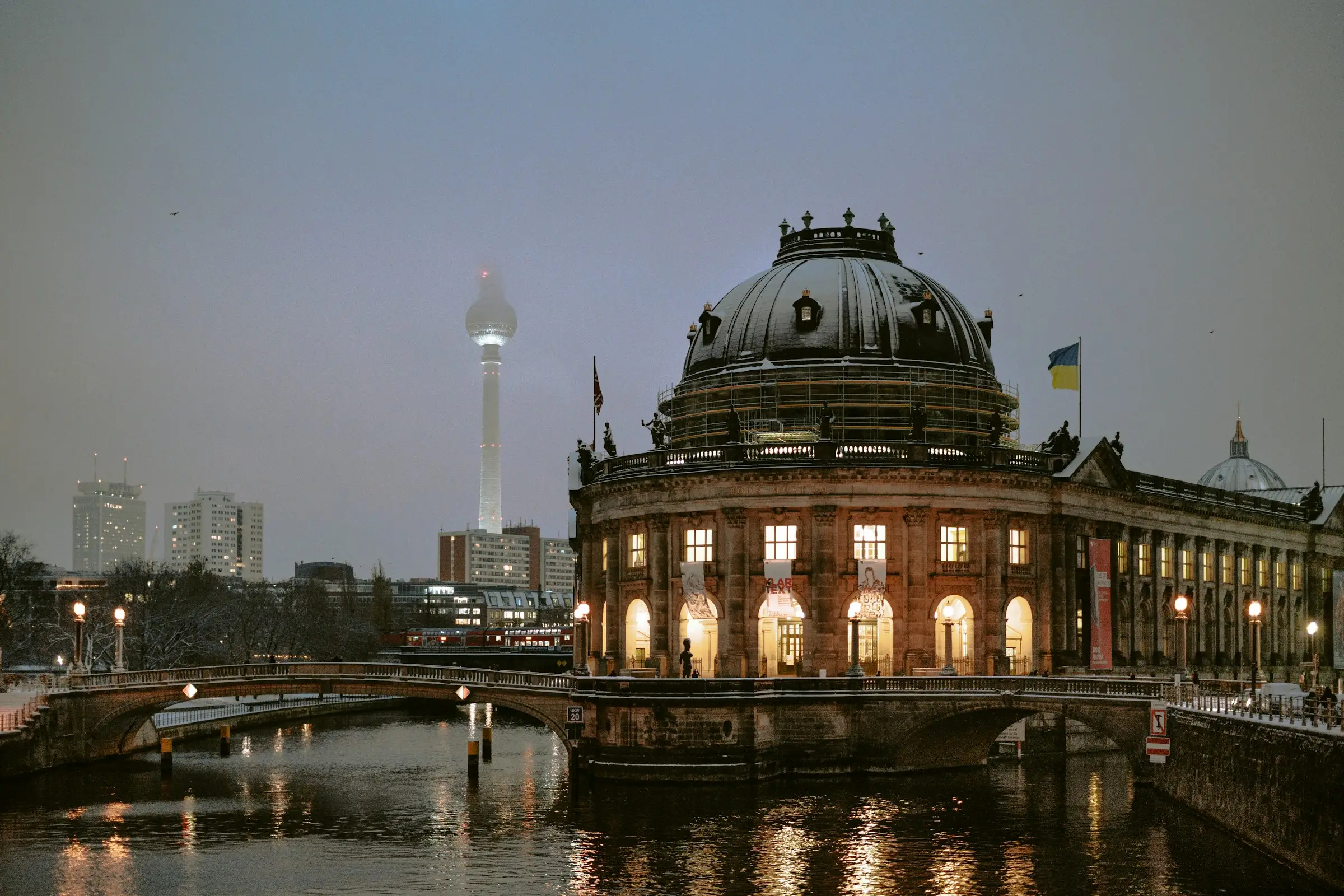 Berlin’de Spree Nehri kıyısındaki Bode Müzesi, akşam