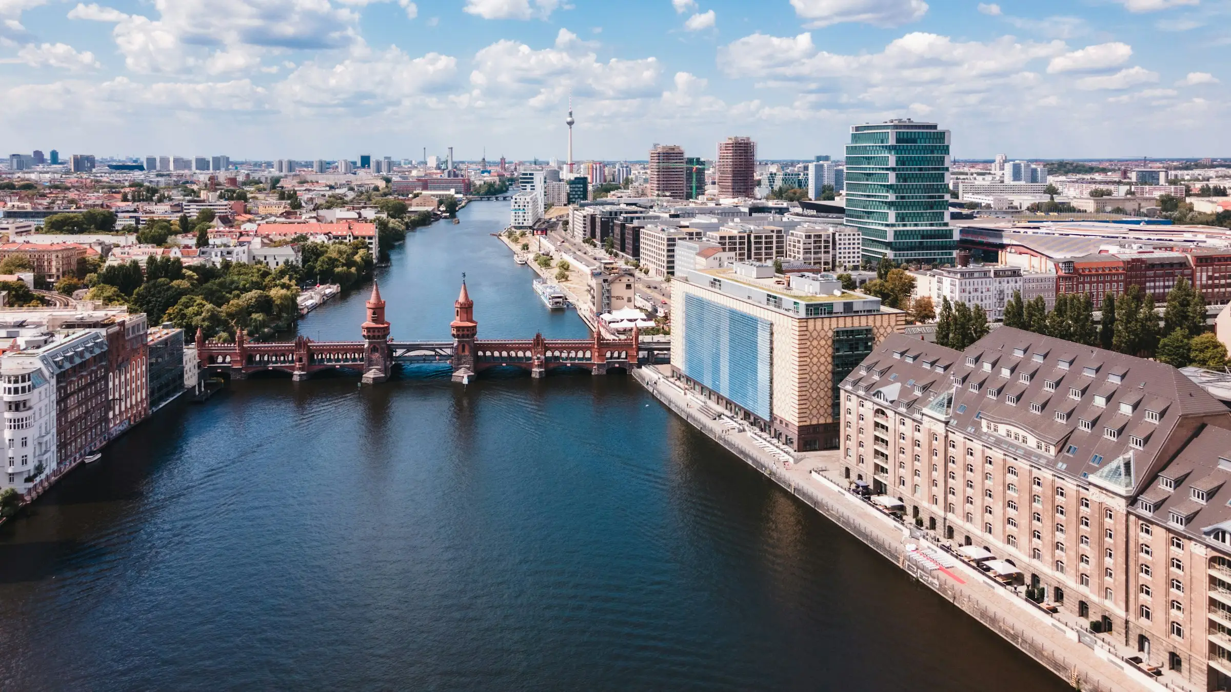 Berlin’de Spree Nehri ve Oberbaum Köprüsü